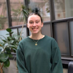 Jeune femme dans un atrium avec des plantes vertes