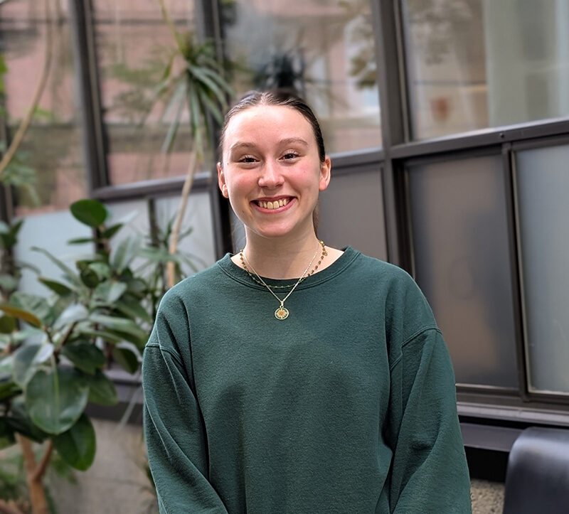 Jeune femme dans un atrium avec des plantes vertes