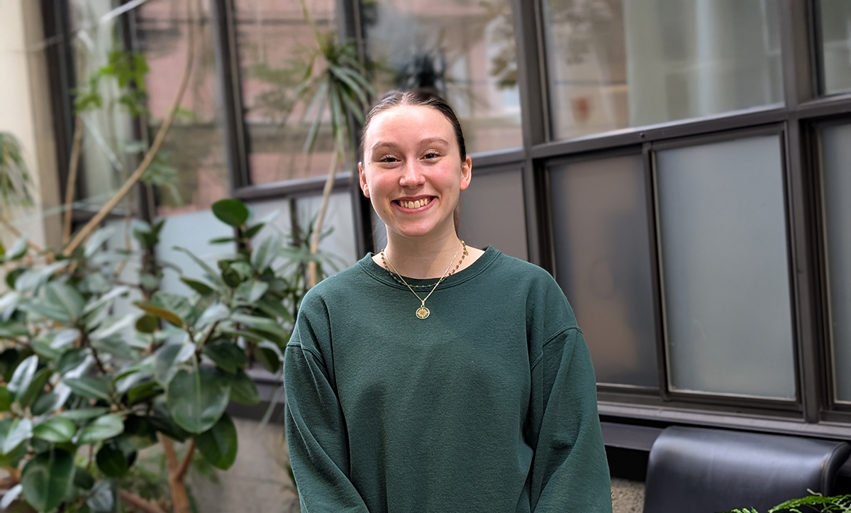 Jeune femme dans un atrium avec des plantes vertes