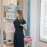 Une jeune femme s'adresse à une classe