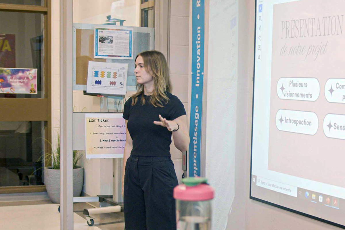 Une jeune femme s'adresse à une classe
