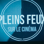 Écran où est projeté le logo de Pleins feux sur le cinéma