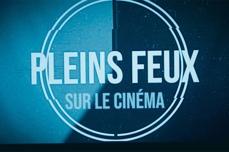 Écran où est projeté le logo de Pleins feux sur le cinéma