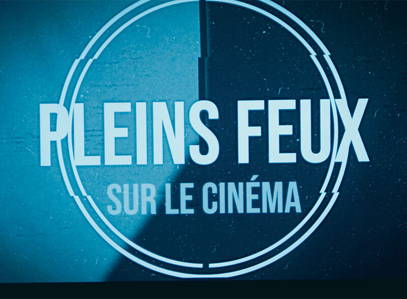 Écran où est projeté le logo de Pleins feux sur le cinéma