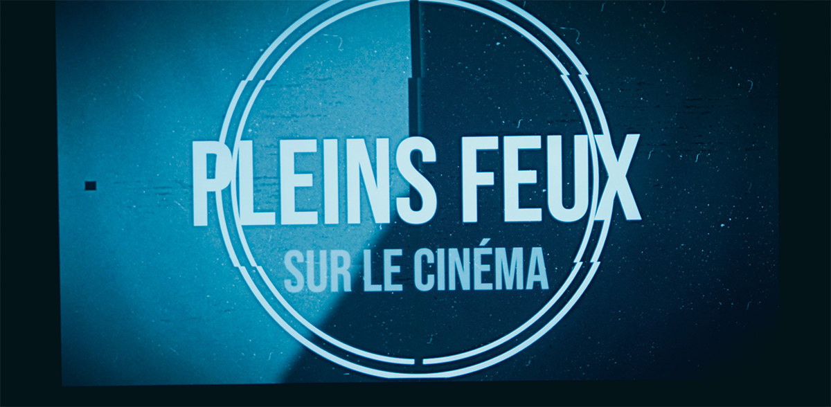 Écran où est projeté le logo de Pleins feux sur le cinéma