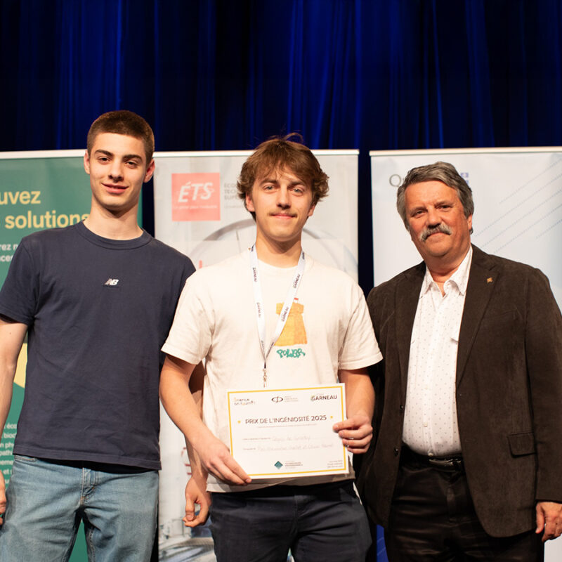 Deux étudiants tenant un certificat Prix de l'ingéniosité 2025 et un homme