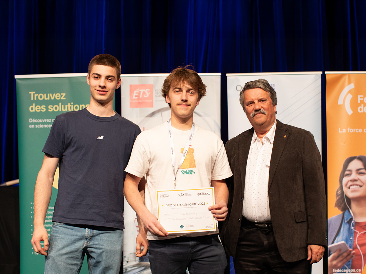 Deux étudiants tenant un certificat Prix de l'ingéniosité 2025 et un homme