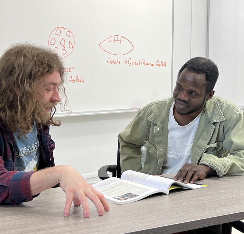 Un tuteur et son étudiant dans une classe