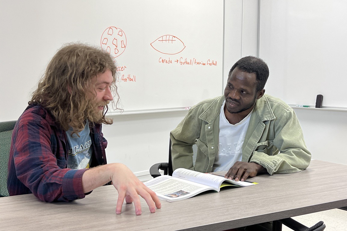 Un tuteur et son étudiant dans une classe