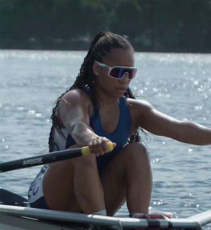 Une jeune rameuse en aviron