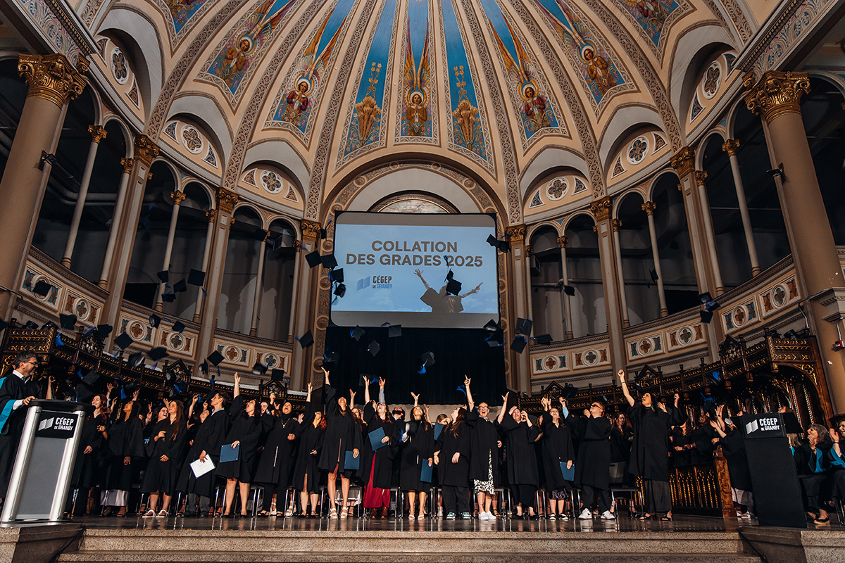 Lancer de mortiers lors d'une collation des grades
