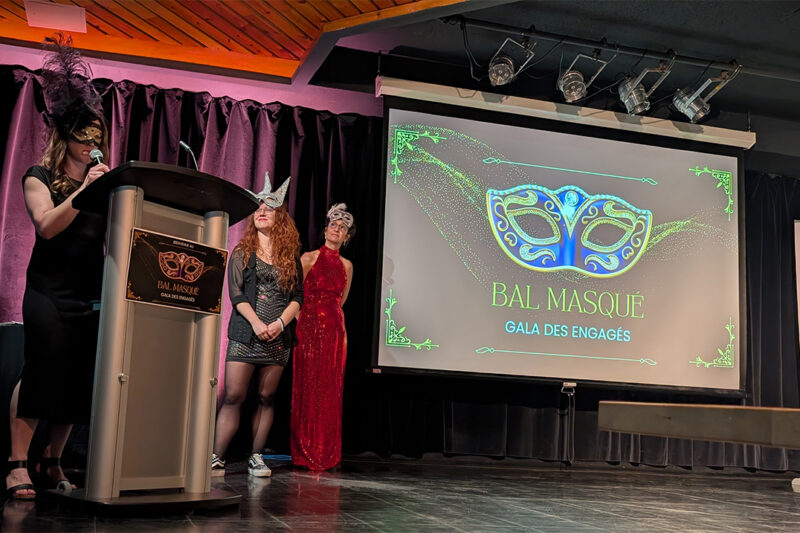 Trois femmes au lutrin lors d'un gala