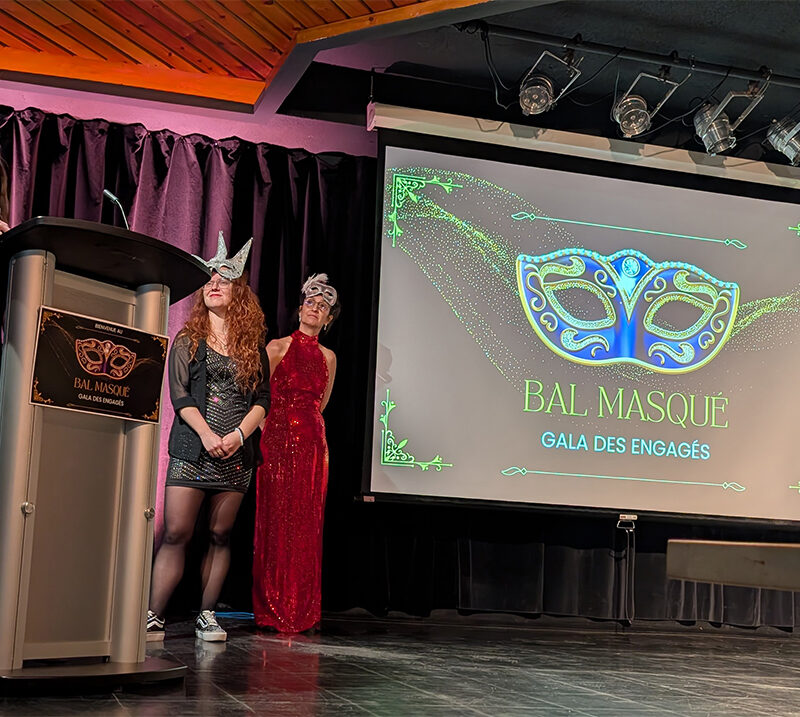Trois femmes au lutrin lors d'un gala