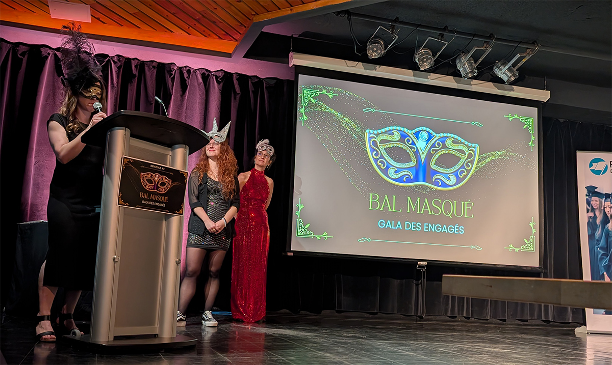 Trois femmes au lutrin lors d'un gala
