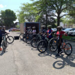 Un groupe de cyclistes dans un stationnement