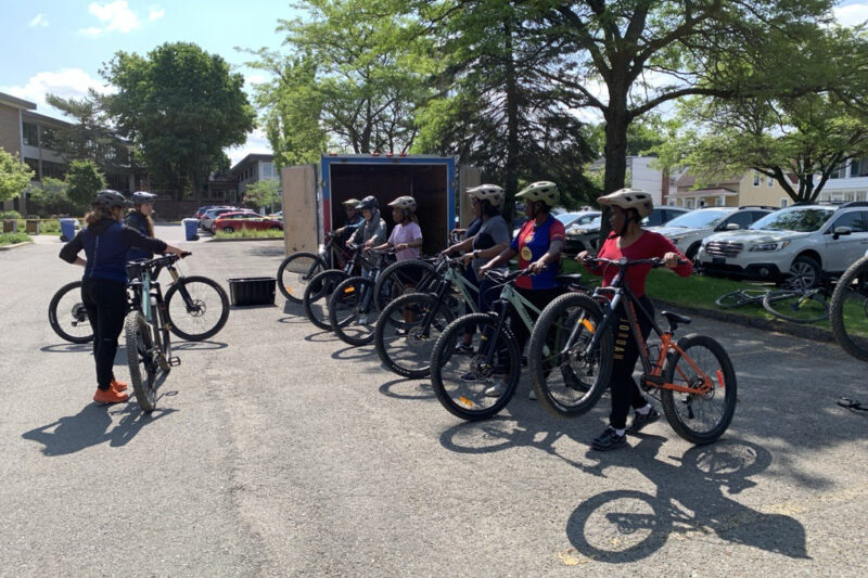 Un groupe de cyclistes dans un stationnement