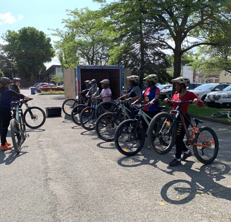 Un groupe de cyclistes dans un stationnement