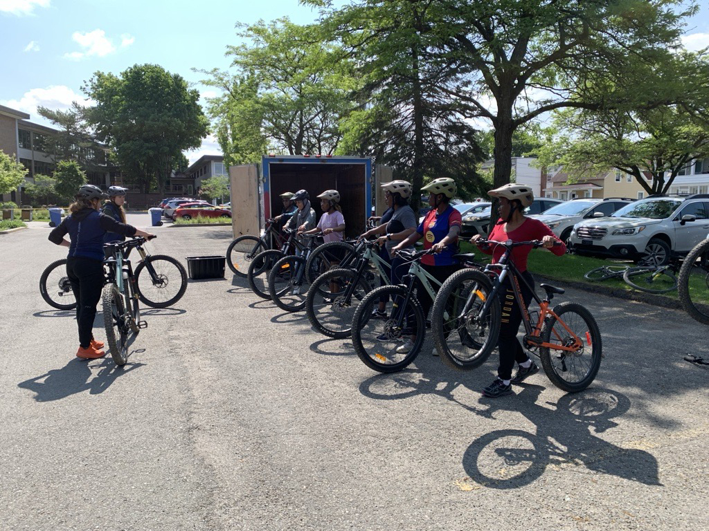 Un groupe de cyclistes dans un stationnement