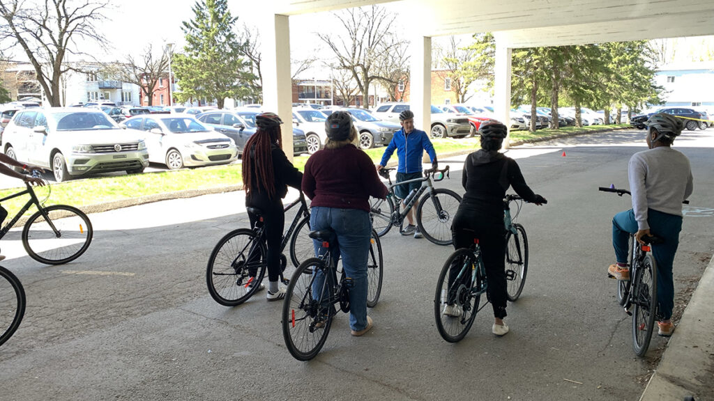 Des cyclistes au repos regardent un instructeur de vélo.