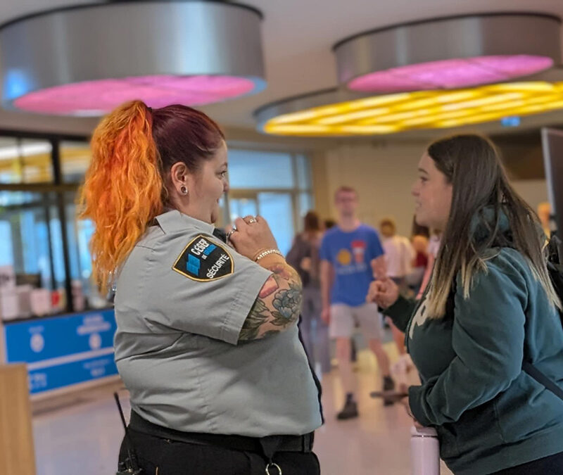 Une agente de sécurité aide une étudiante