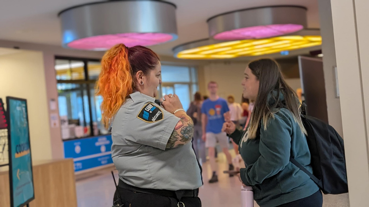 Une agente de sécurité aide une étudiante