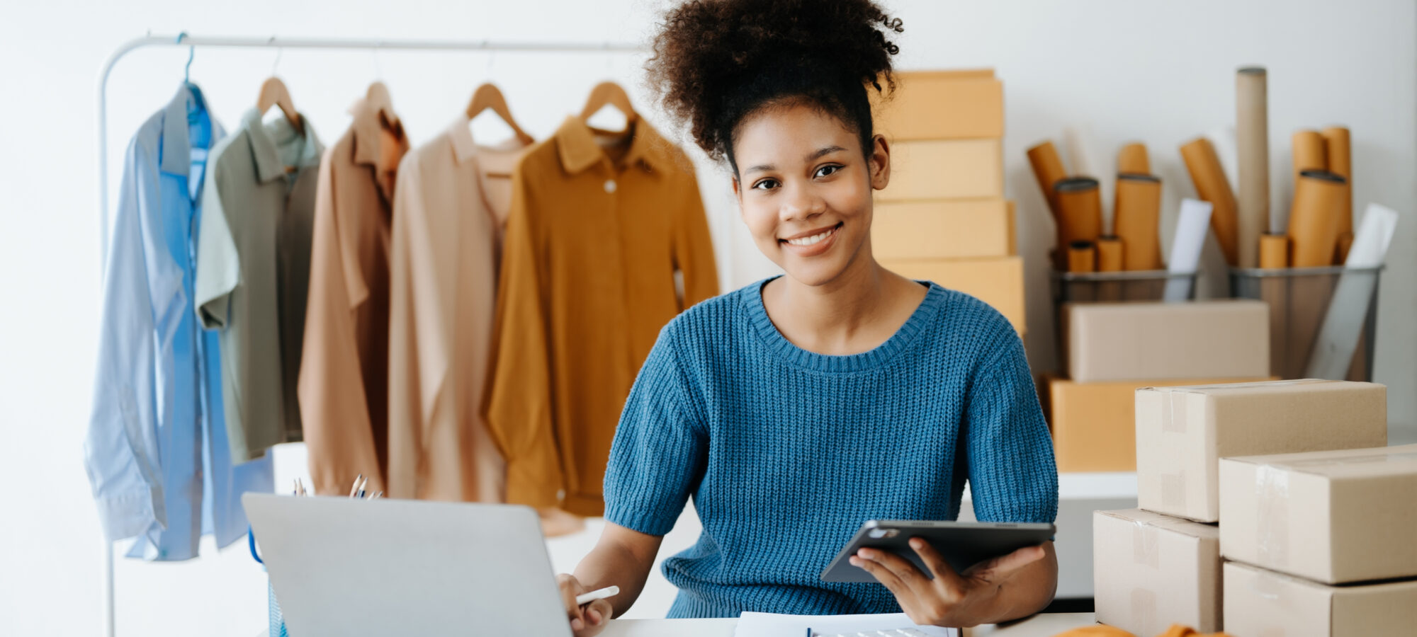 Une jeune femme avec un ordinateur portable à une table de travail