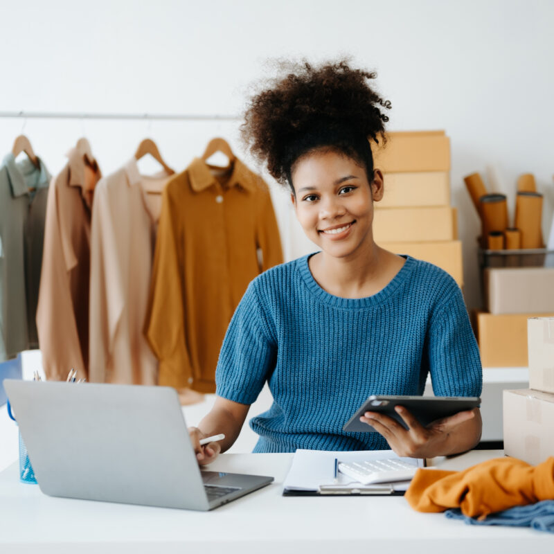 Une jeune femme avec un ordinateur portable à une table de travail