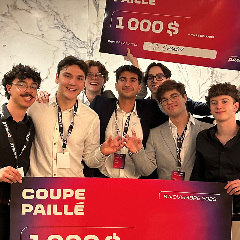 Sept jeunes hommes tiennent des