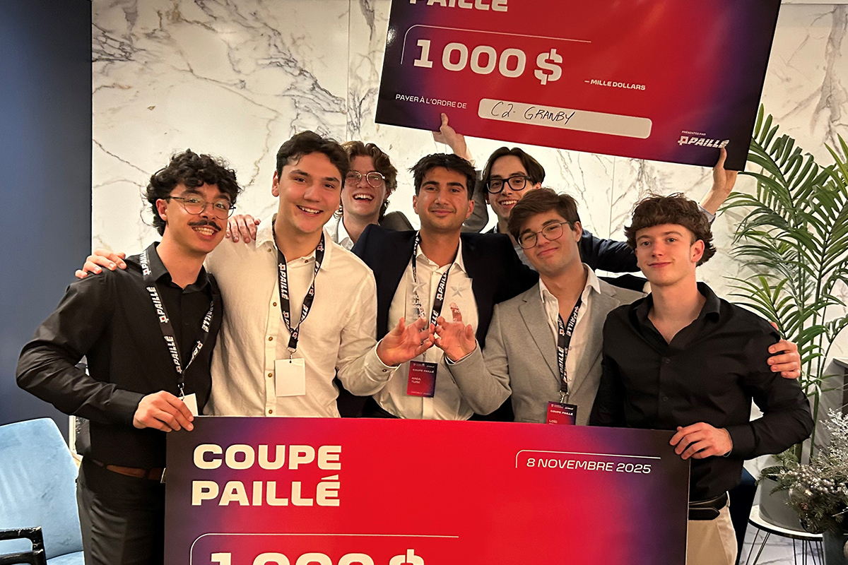 Sept jeunes hommes tiennent des