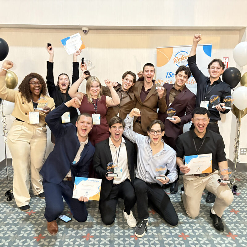 Un groupe de jeunes adultes très heureux avec des certificats et trophées