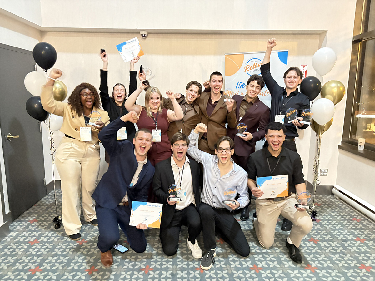 Un groupe de jeunes adultes très heureux avec des certificats et trophées