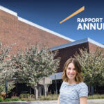 Une jeune femme devant un bâtiment du Cégep de Granby, avec le texte Rapport annuel 2024-25