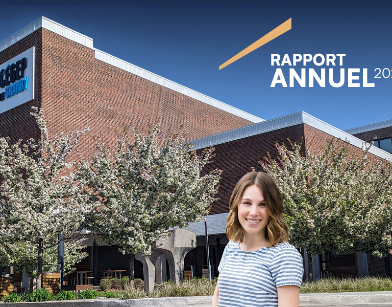 Une jeune femme devant un bâtiment du Cégep de Granby, avec le texte Rapport annuel 2024-25