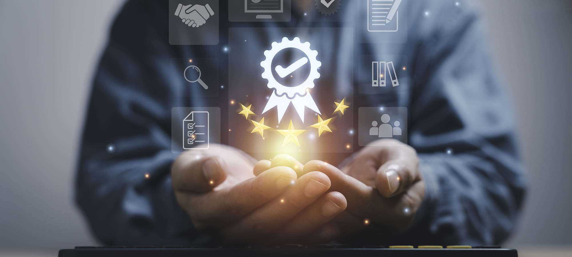 Deux mains portent un pictogramme certification