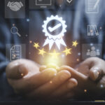 Une femme au téléphone regarde sa montre