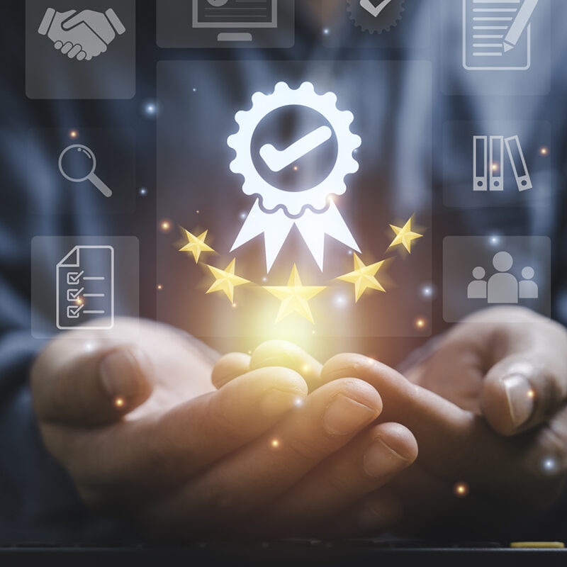 Deux mains tenant des hologrammes d'icônes