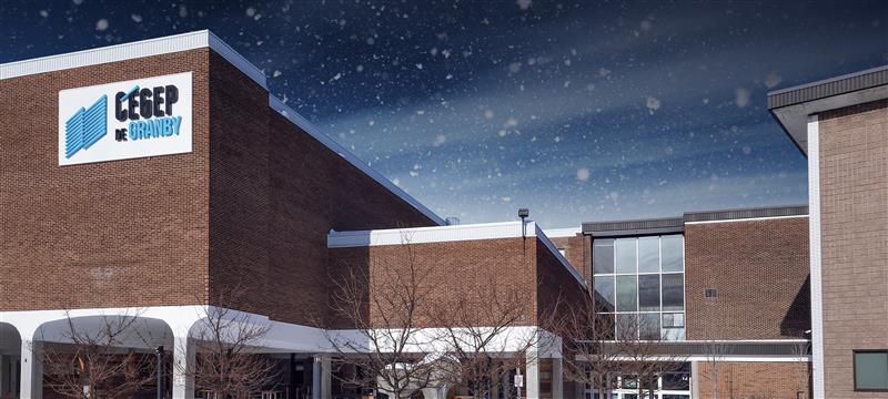 Vue extérieure hivernale d'un bâtiment du Cégep de Granby