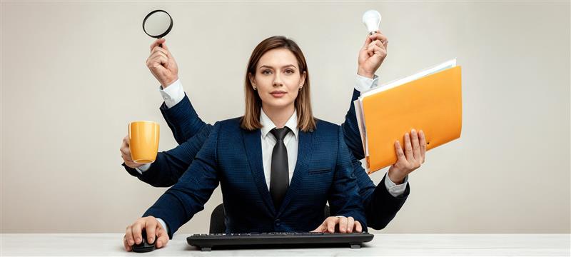 Une femme à six bras tient différents objets