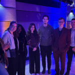 Sept étudiants debout dans une salle de banquet