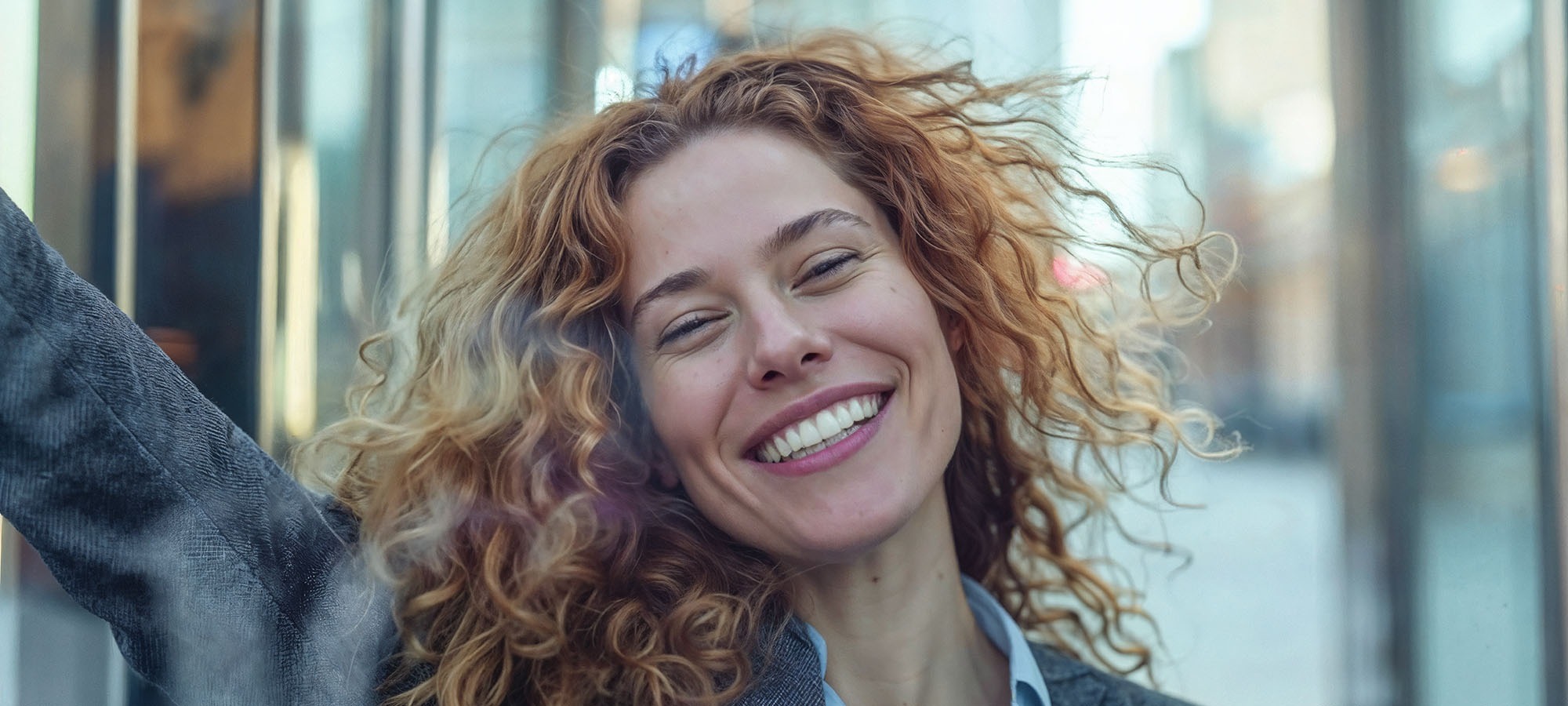 Gros plan sur le visage d'une femme souriante