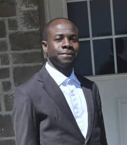 Un homme à la peau noir en veston