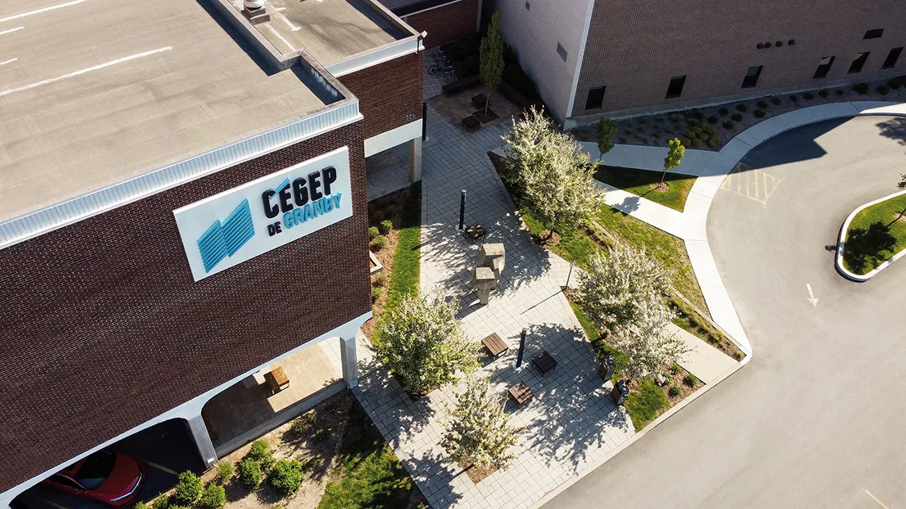 Vue aérienne de l'entrée du Cégep de Granby sur la rue Saint-Jacques en été.