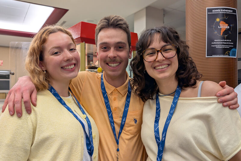 Gros plan sur deux jeunes femmes et un jeune hommes