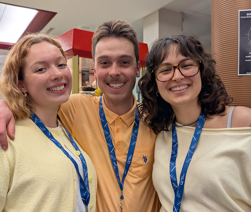 Gros plan sur deux jeunes femmes et un jeune hommes