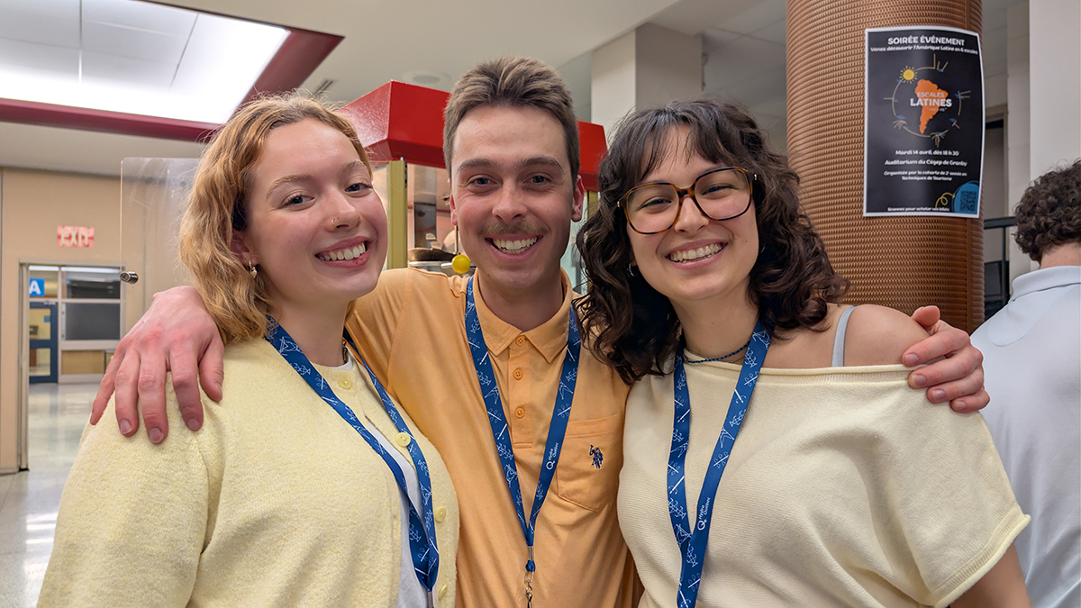 Gros plan sur deux jeunes femmes et un jeune hommes