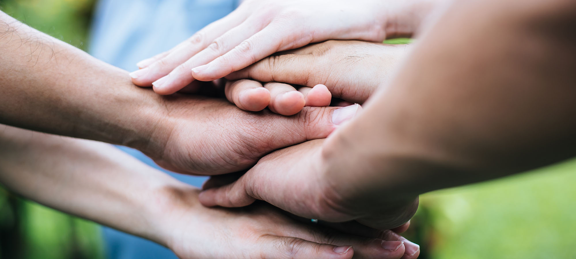 Gros plan sur des mains empilées