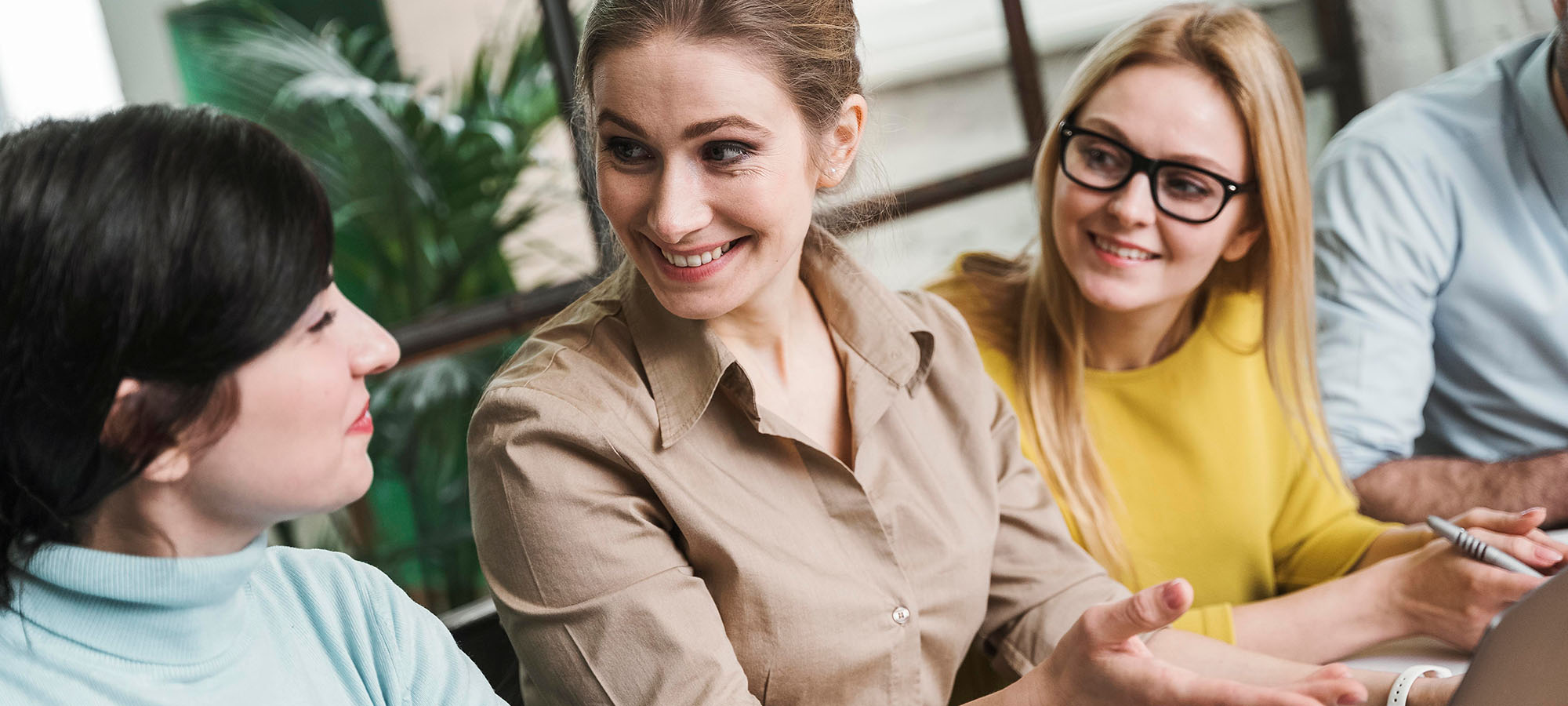 Gros plan sur trois jeunes femmes