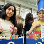 Deux petites filles avec des costumes faits de matières recyclées