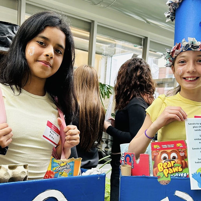 Deux petites filles avec des costumes faits de matières recyclées