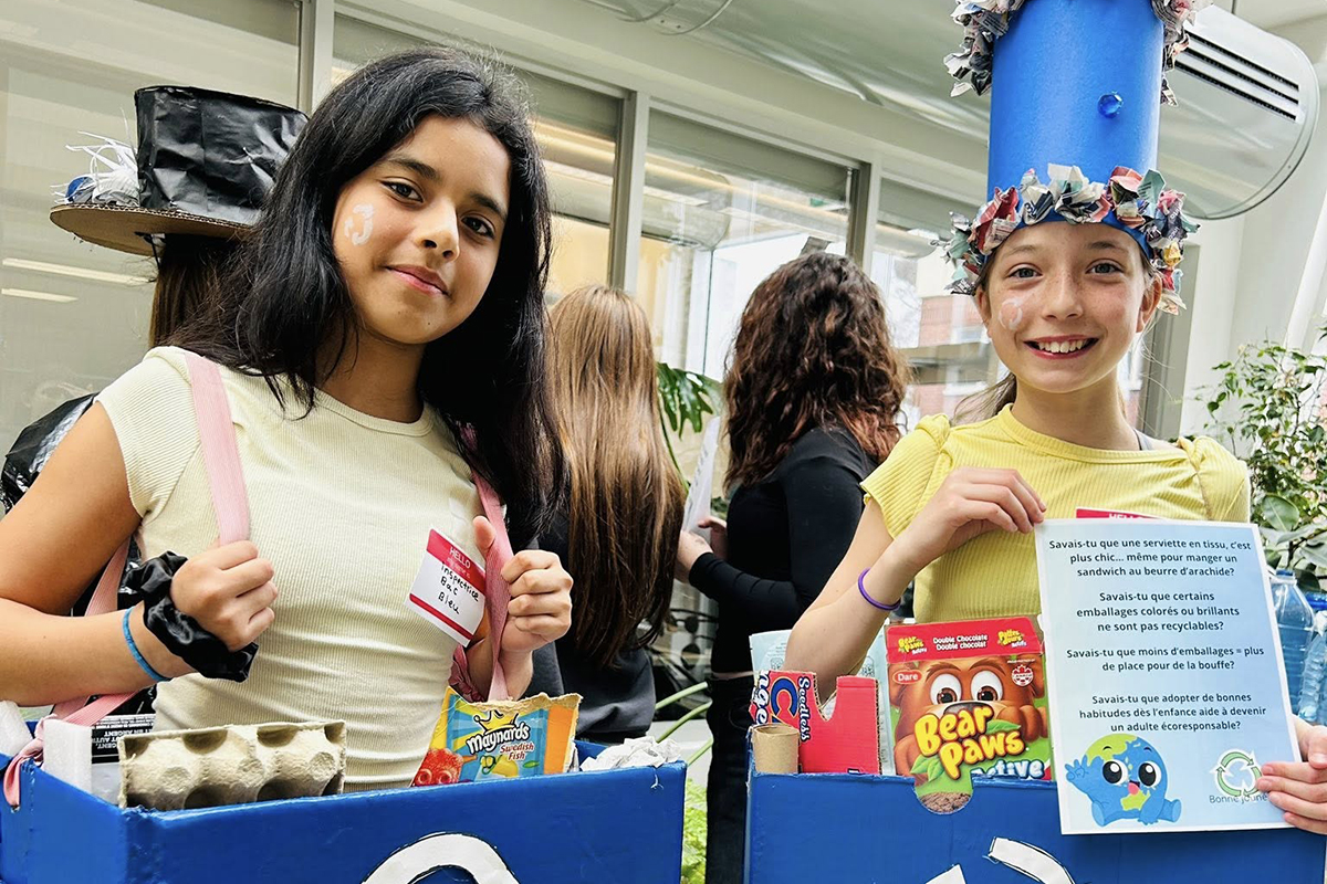 Deux petites filles avec des costumes faits de matières recyclées